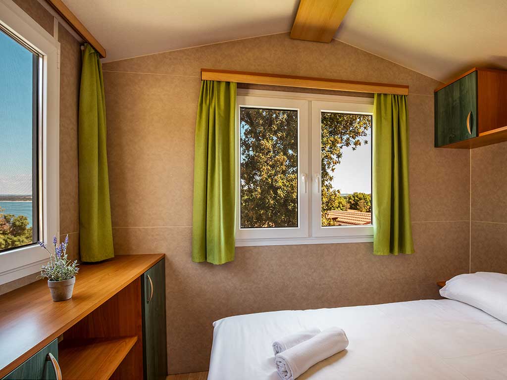 Brioni Sunny Camping_Brioni Comfort Mobile Home Bedroom