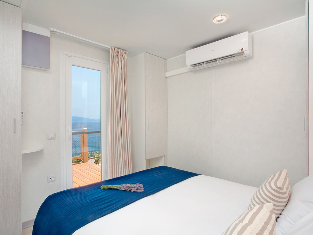 Camping Marina Premium seaview mobile home bedroom