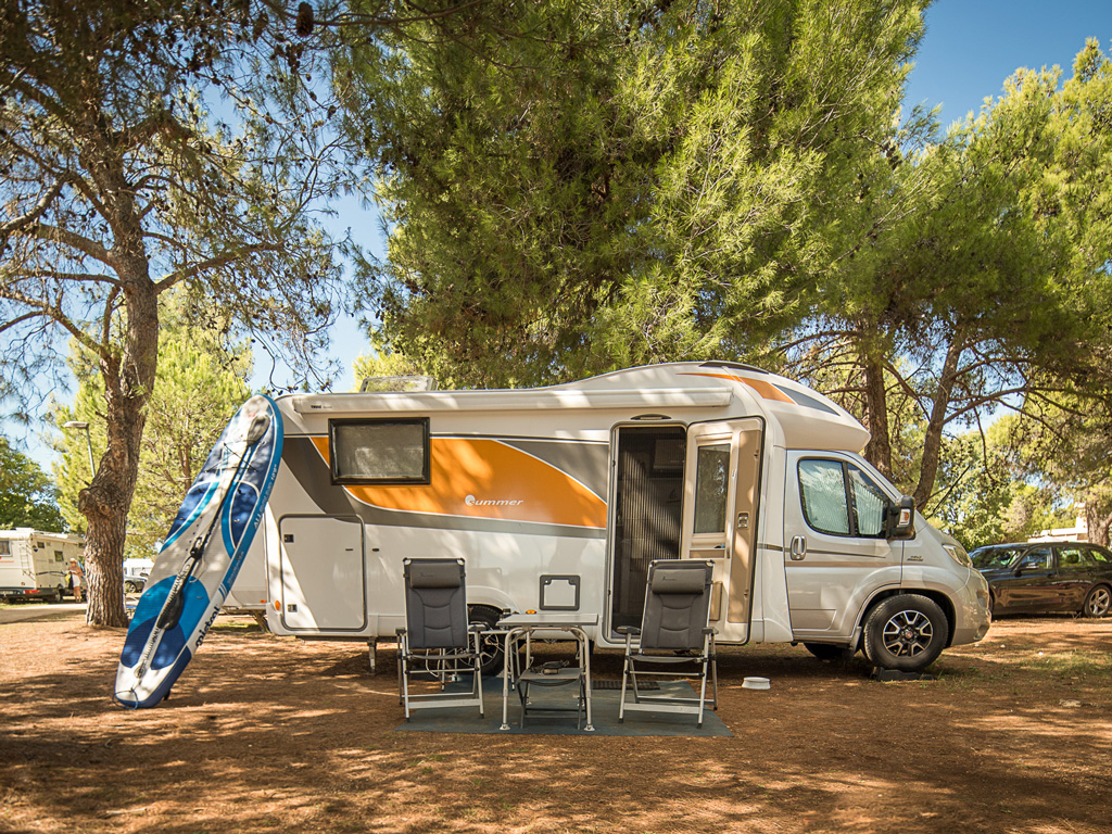 Wohnmobil auf dem Campingplatz Koversada